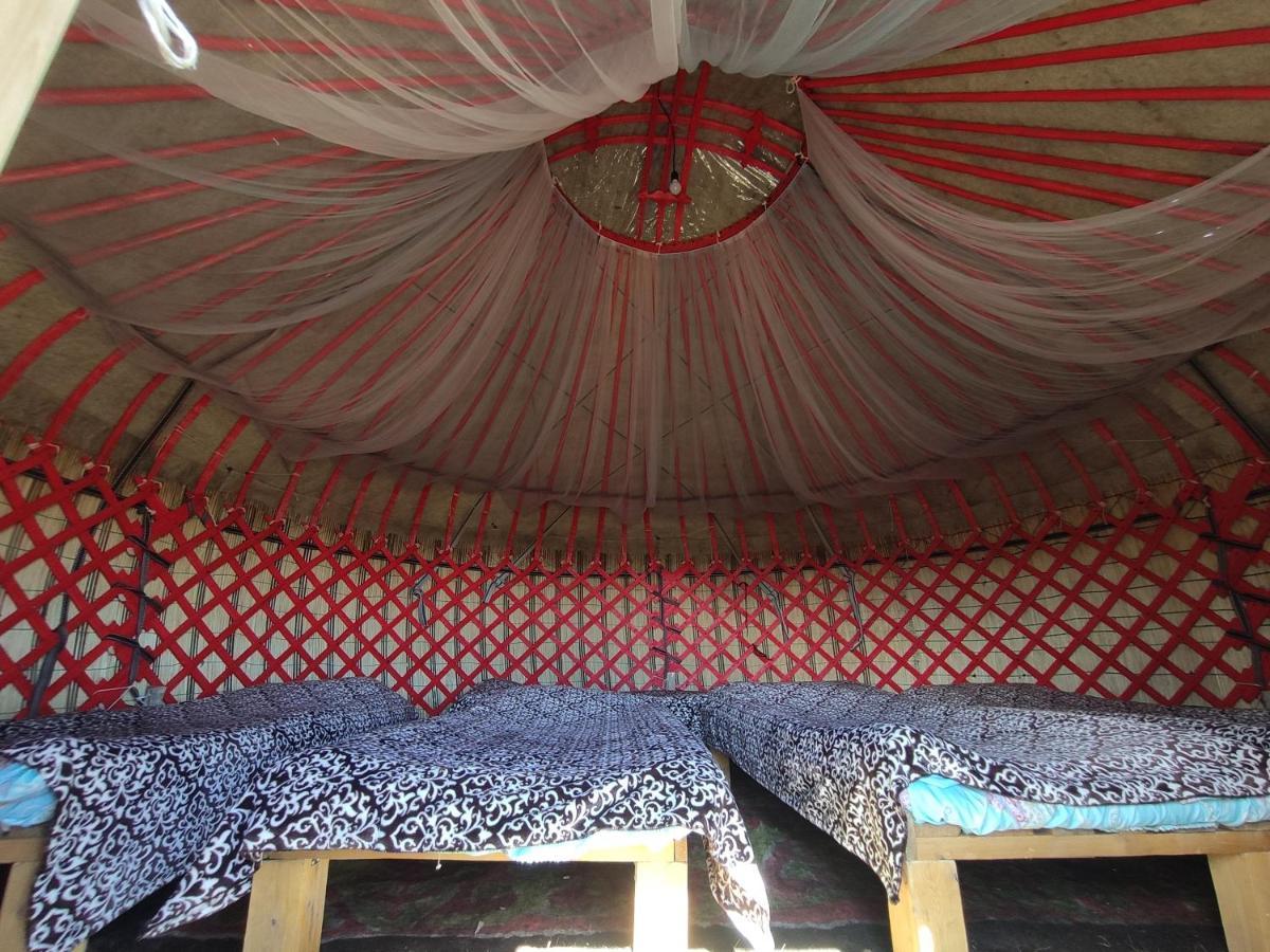 Yurt Camp Ali-Nur At Lake Song-Kol Юрточный Лагерь Али-Нур Озеро Сон-Куль Сон-Куль Кыргызстан Нарын Kyrgyzstan Naryn المظهر الخارجي الصورة