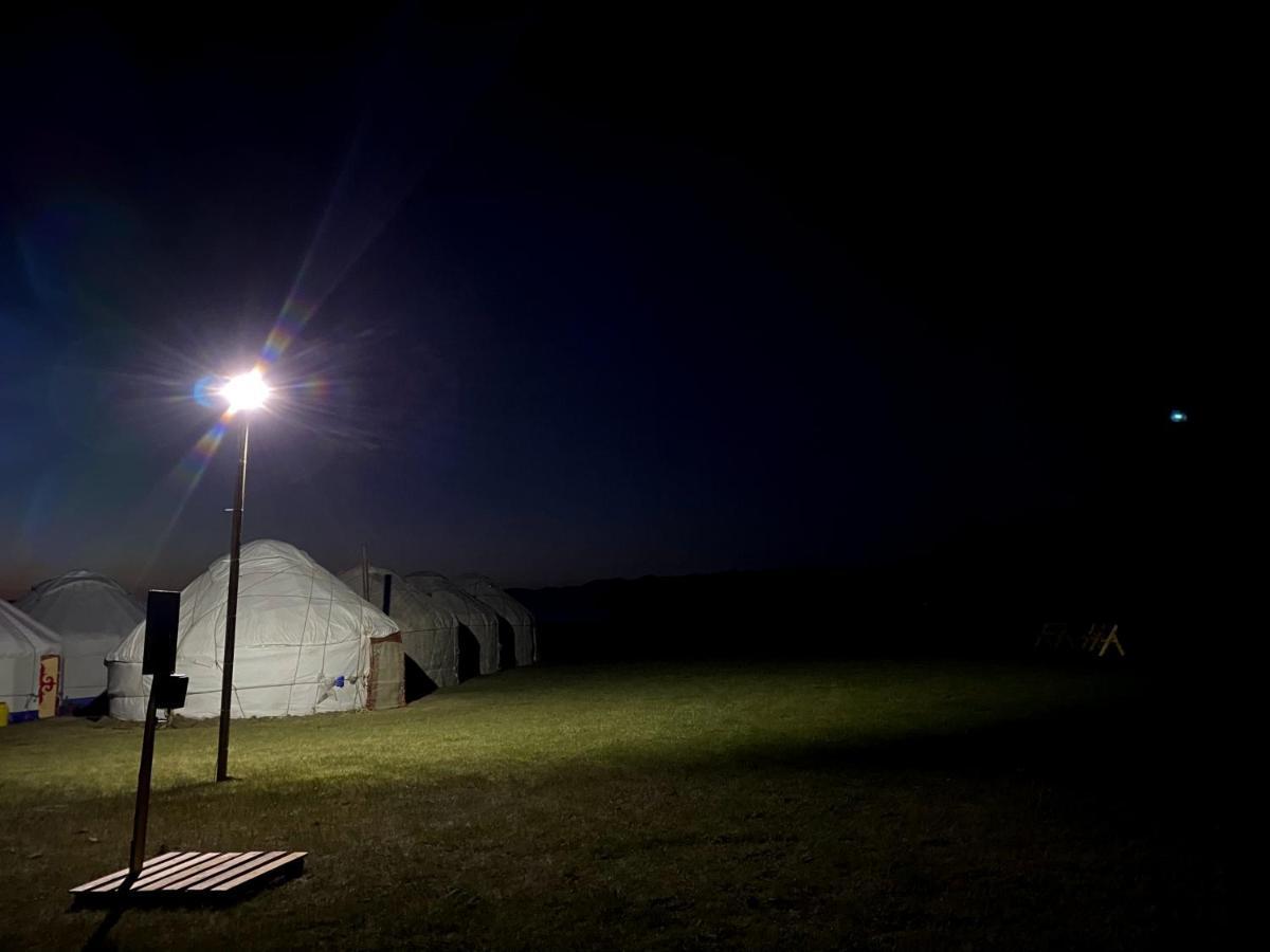 Yurt Camp Ali-Nur At Lake Song-Kol Юрточный Лагерь Али-Нур Озеро Сон-Куль Сон-Куль Кыргызстан Нарын Kyrgyzstan Naryn المظهر الخارجي الصورة