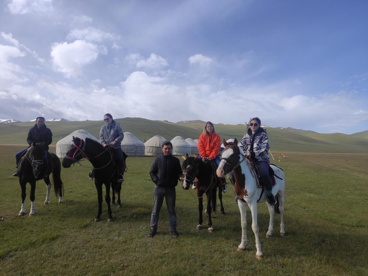 Yurt Camp Ali-Nur At Lake Song-Kol Юрточный Лагерь Али-Нур Озеро Сон-Куль Сон-Куль Кыргызстан Нарын Kyrgyzstan Naryn المظهر الخارجي الصورة