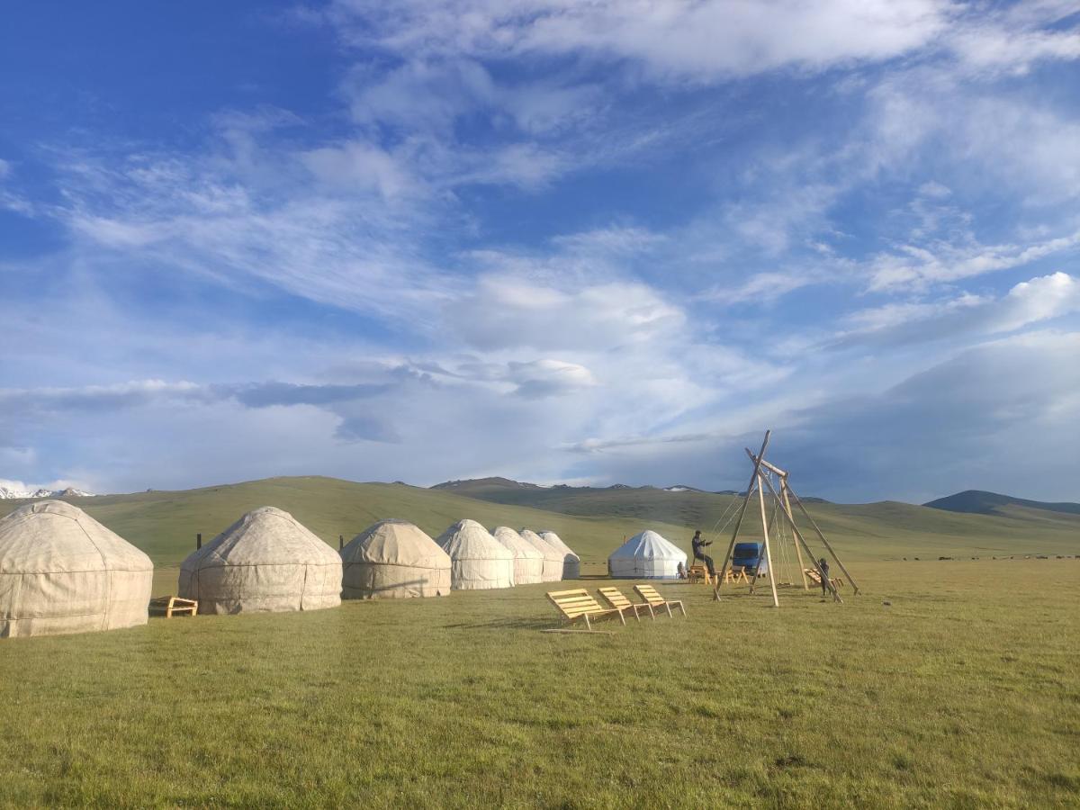 Yurt Camp Ali-Nur At Lake Song-Kol Юрточный Лагерь Али-Нур Озеро Сон-Куль Сон-Куль Кыргызстан Нарын Kyrgyzstan Naryn المظهر الخارجي الصورة