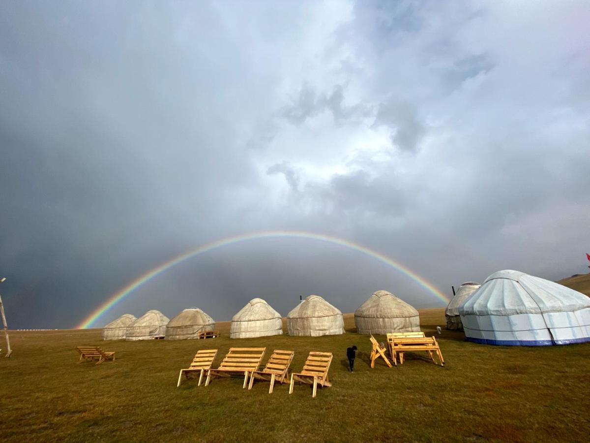 Yurt Camp Ali-Nur At Lake Song-Kol Юрточный Лагерь Али-Нур Озеро Сон-Куль Сон-Куль Кыргызстан Нарын Kyrgyzstan Naryn المظهر الخارجي الصورة