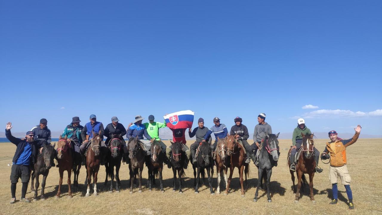 Yurt Camp Ali-Nur At Lake Song-Kol Юрточный Лагерь Али-Нур Озеро Сон-Куль Сон-Куль Кыргызстан Нарын Kyrgyzstan Naryn المظهر الخارجي الصورة