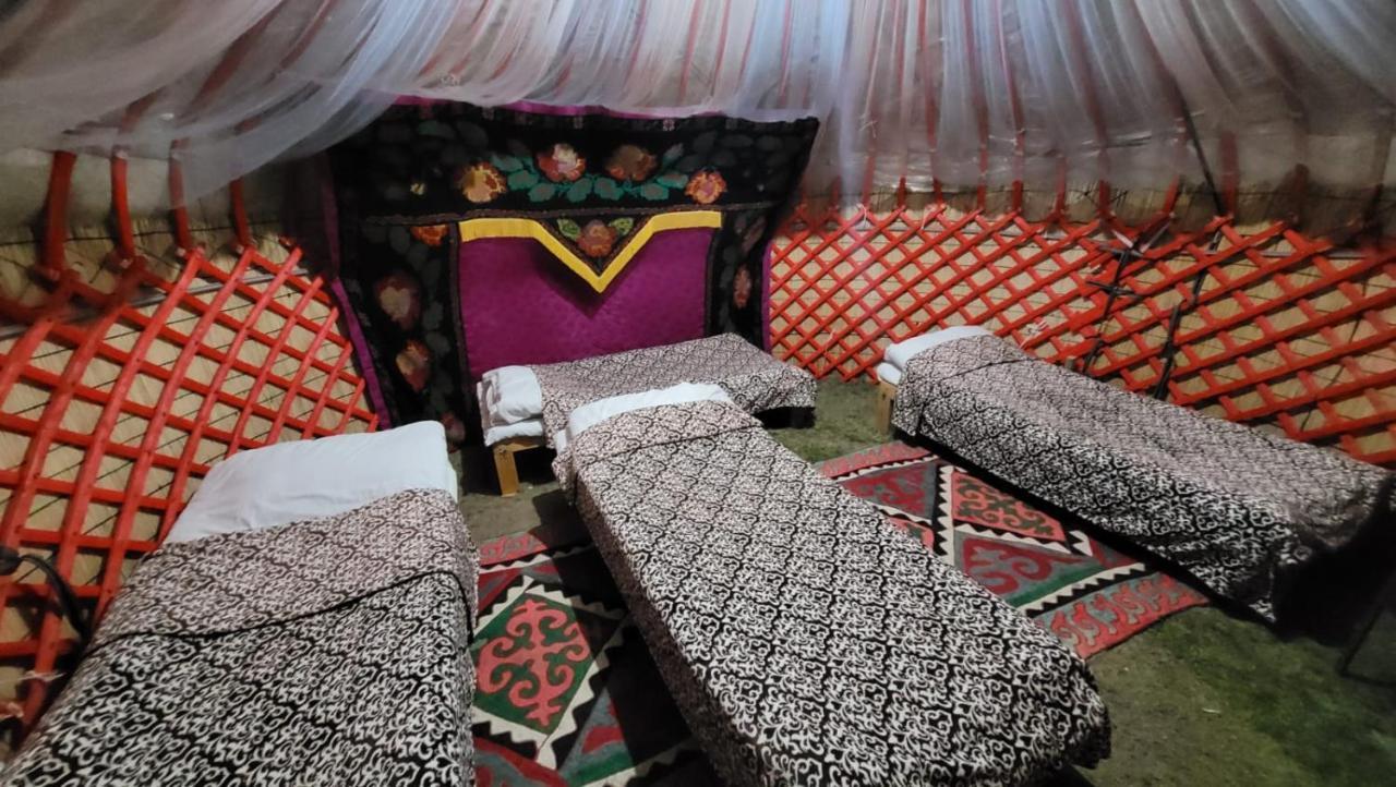 Yurt Camp Ali-Nur At Lake Song-Kol Юрточный Лагерь Али-Нур Озеро Сон-Куль Сон-Куль Кыргызстан Нарын Kyrgyzstan Naryn المظهر الخارجي الصورة