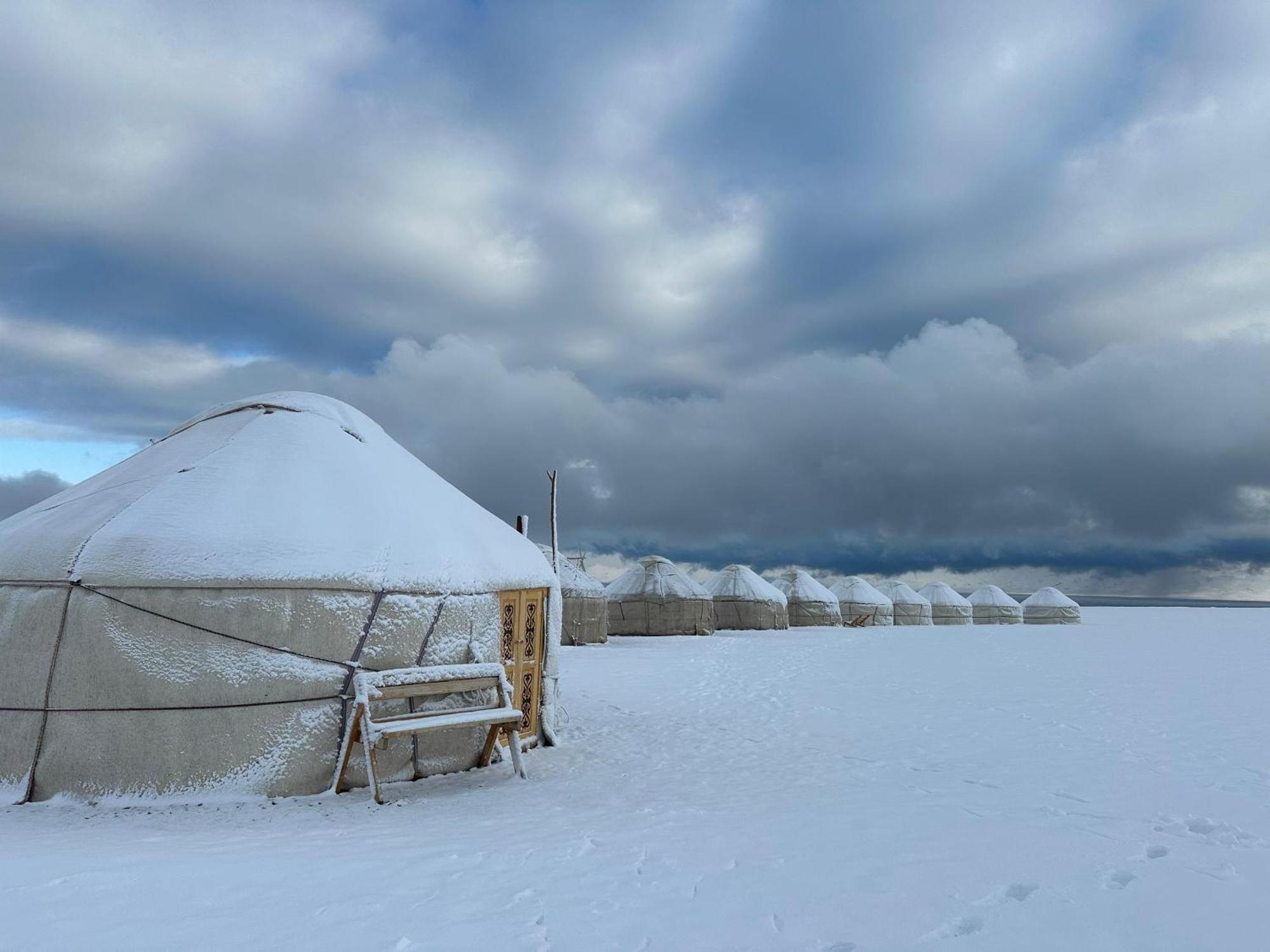 Yurt Camp Ali-Nur At Lake Song-Kol Юрточный Лагерь Али-Нур Озеро Сон-Куль Сон-Куль Кыргызстан Нарын Kyrgyzstan Naryn المظهر الخارجي الصورة