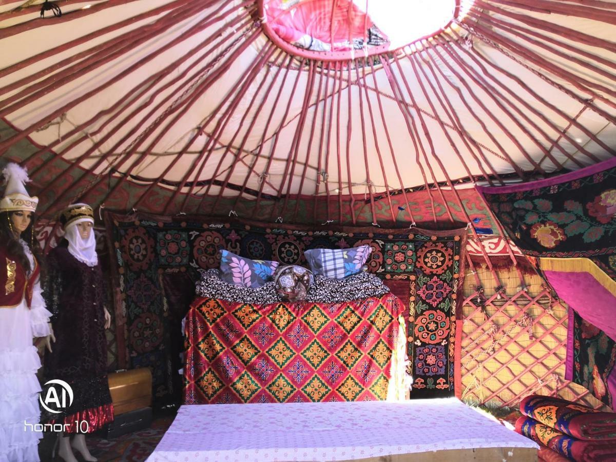 Yurt Camp Ali-Nur At Lake Song-Kol Юрточный Лагерь Али-Нур Озеро Сон-Куль Сон-Куль Кыргызстан Нарын Kyrgyzstan Naryn المظهر الخارجي الصورة