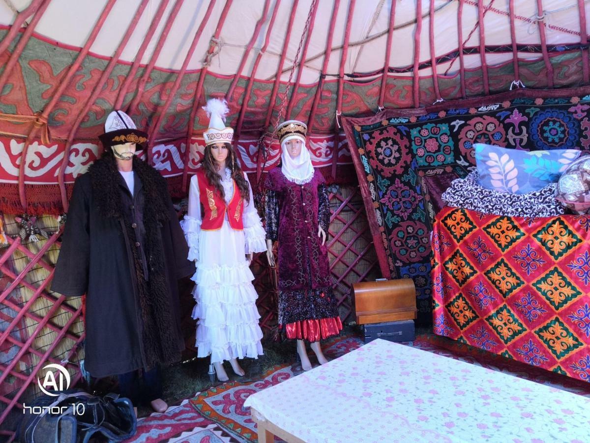 Yurt Camp Ali-Nur At Lake Song-Kol Юрточный Лагерь Али-Нур Озеро Сон-Куль Сон-Куль Кыргызстан Нарын Kyrgyzstan Naryn المظهر الخارجي الصورة