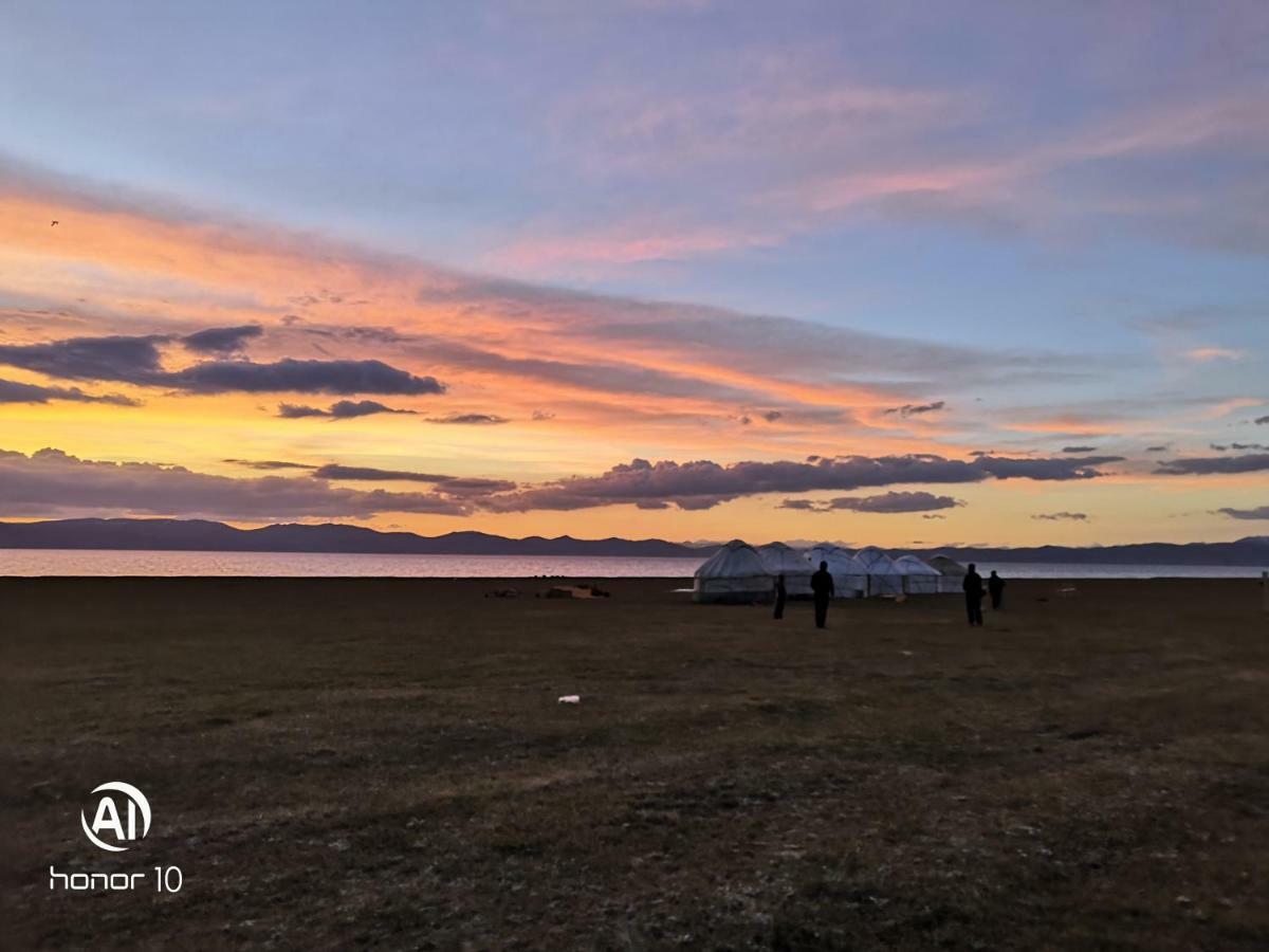 Yurt Camp Ali-Nur At Lake Song-Kol Юрточный Лагерь Али-Нур Озеро Сон-Куль Сон-Куль Кыргызстан Нарын Kyrgyzstan Naryn المظهر الخارجي الصورة