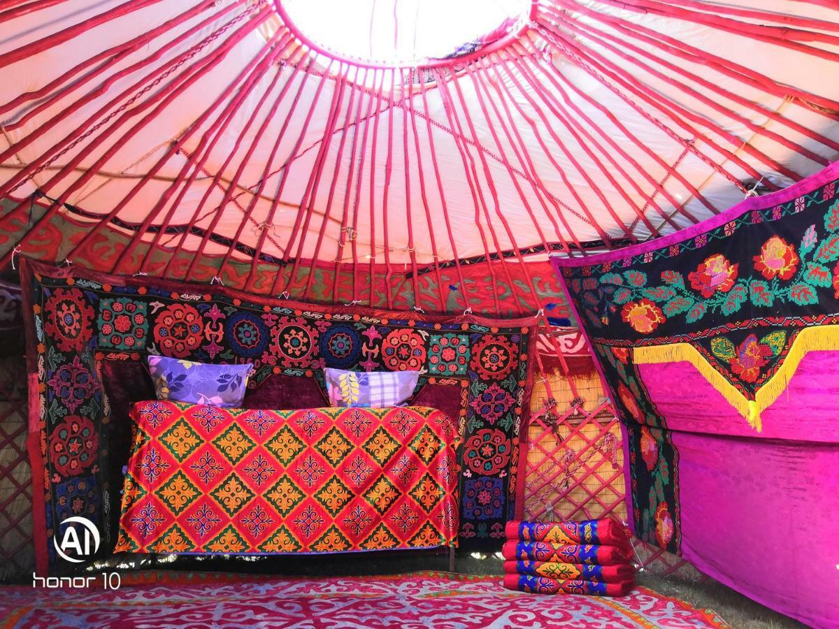 Yurt Camp Ali-Nur At Lake Song-Kol Юрточный Лагерь Али-Нур Озеро Сон-Куль Сон-Куль Кыргызстан Нарын Kyrgyzstan Naryn المظهر الخارجي الصورة