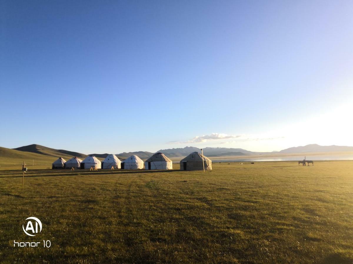Yurt Camp Ali-Nur At Lake Song-Kol Юрточный Лагерь Али-Нур Озеро Сон-Куль Сон-Куль Кыргызстан Нарын Kyrgyzstan Naryn المظهر الخارجي الصورة