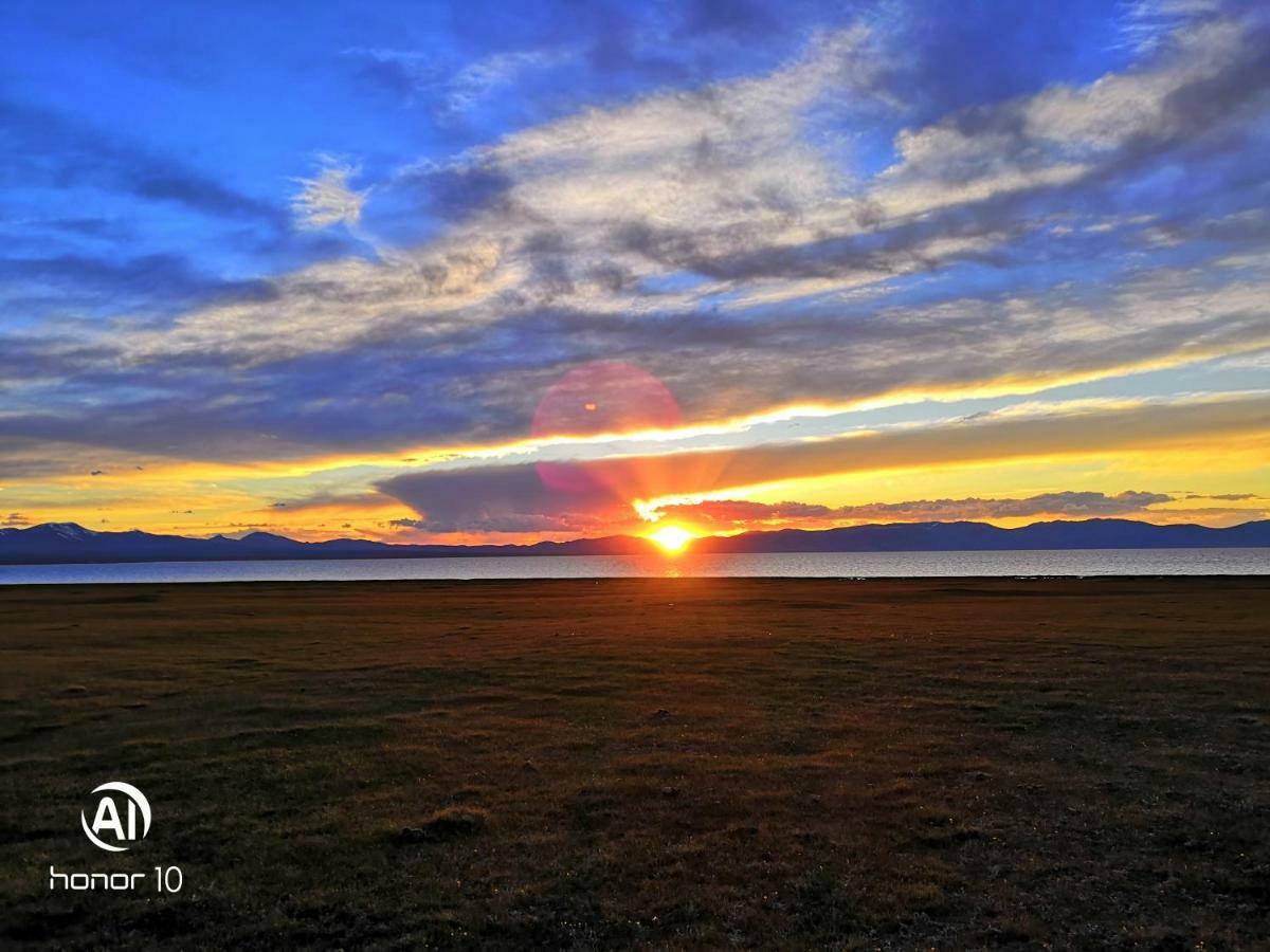 Yurt Camp Ali-Nur At Lake Song-Kol Юрточный Лагерь Али-Нур Озеро Сон-Куль Сон-Куль Кыргызстан Нарын Kyrgyzstan Naryn المظهر الخارجي الصورة