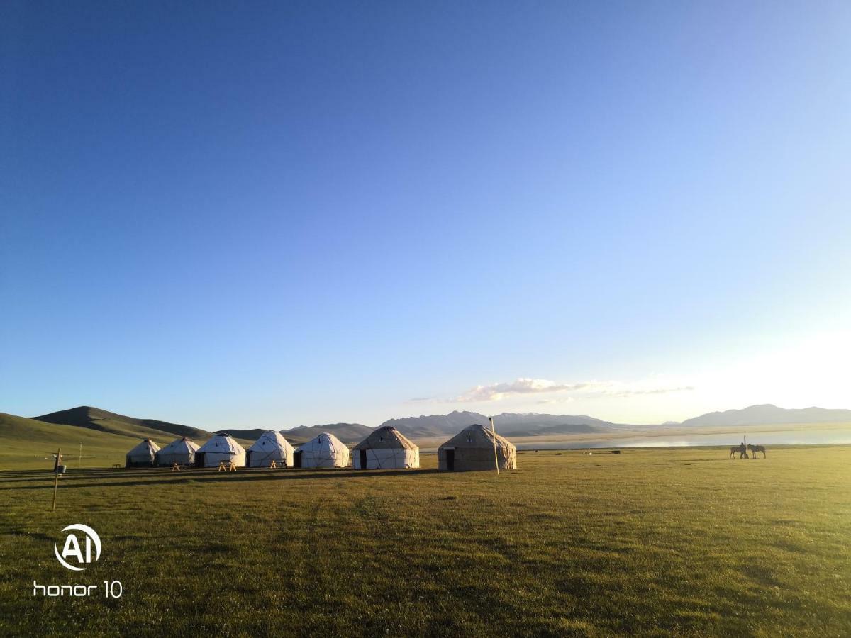 Yurt Camp Ali-Nur At Lake Song-Kol Юрточный Лагерь Али-Нур Озеро Сон-Куль Сон-Куль Кыргызстан Нарын Kyrgyzstan Naryn المظهر الخارجي الصورة