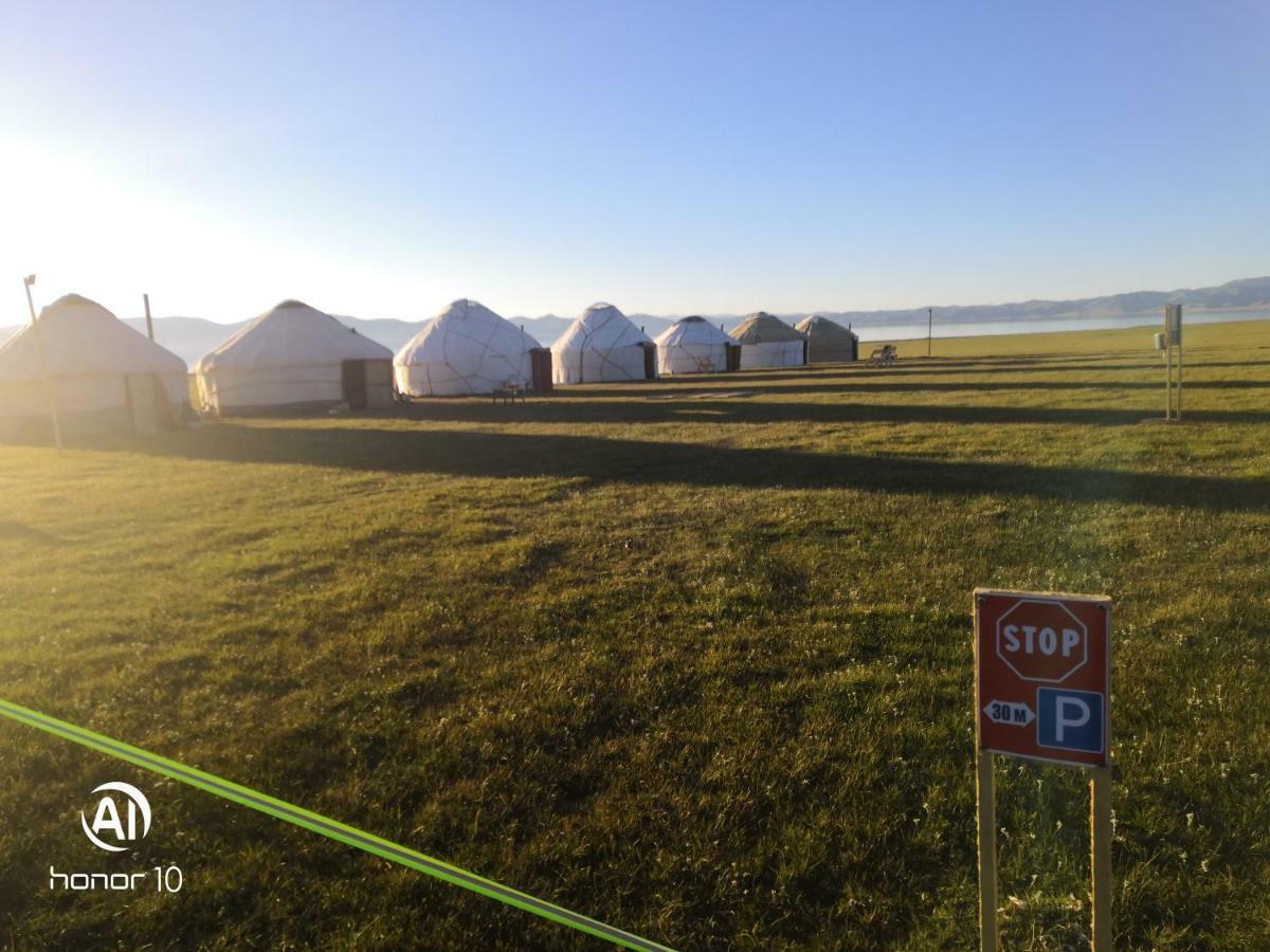 Yurt Camp Ali-Nur At Lake Song-Kol Юрточный Лагерь Али-Нур Озеро Сон-Куль Сон-Куль Кыргызстан Нарын Kyrgyzstan Naryn المظهر الخارجي الصورة