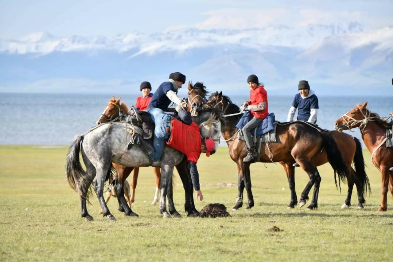Yurt Camp Ali-Nur At Lake Song-Kol Юрточный Лагерь Али-Нур Озеро Сон-Куль Сон-Куль Кыргызстан Нарын Kyrgyzstan Naryn المظهر الخارجي الصورة